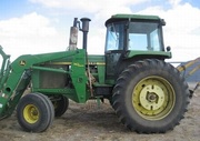 Трактор модели John Deere 4450